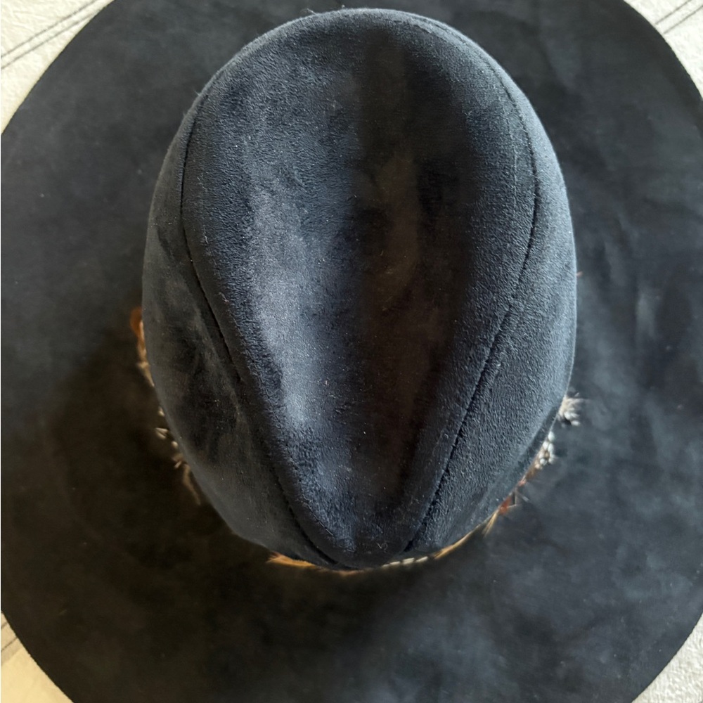 Hat wide brim, black with Feather Detail. Faux suede - Picture 5 of 6